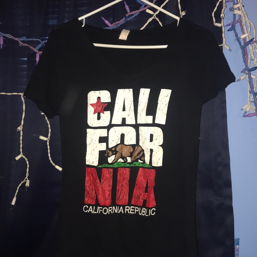 🦋Cali V Neck Tee Shirt🦋